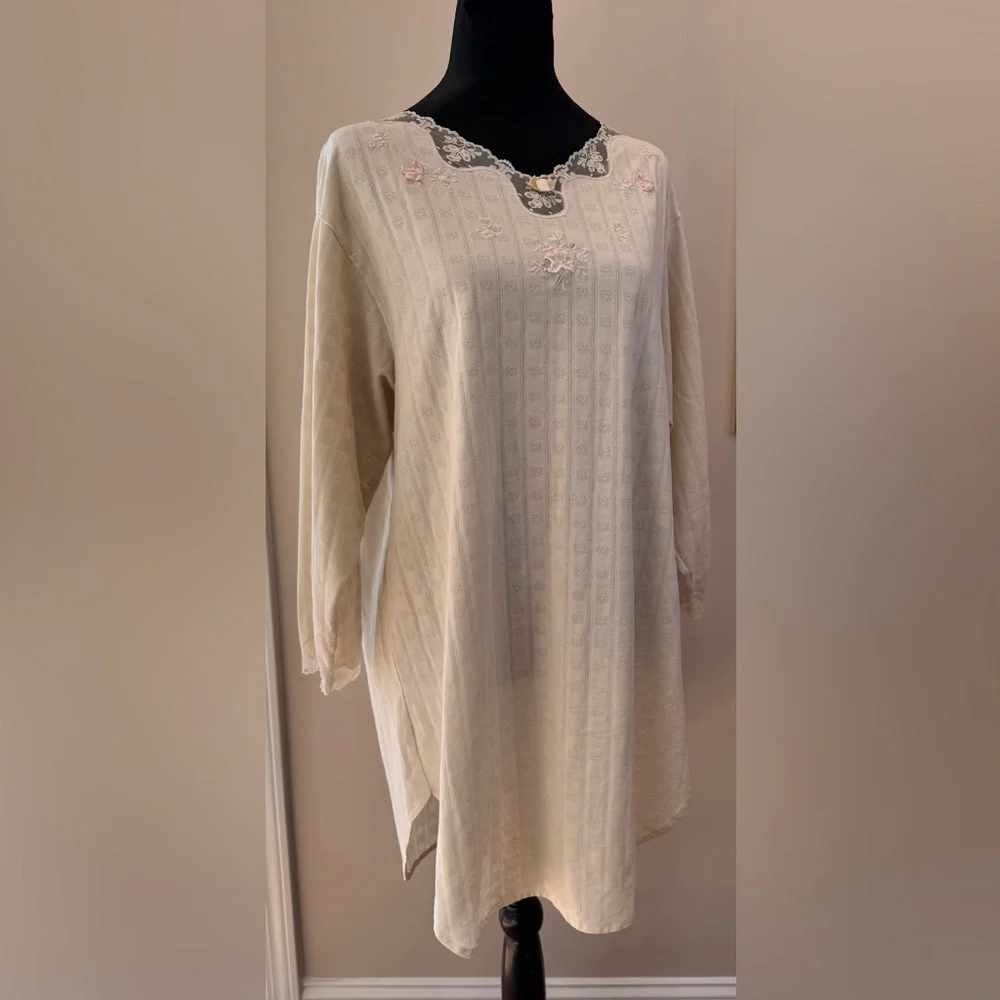 Etienne Vintage ivory sleep shirt/Chemise chest 44” size Large-cotton/poly blend